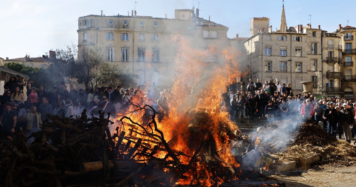 Сожгли мигрантов. Поселок залари сожгли мигрантов. Сожгли мигрантов. Сожгли узбеков в иркутске. Пожар вагончик.