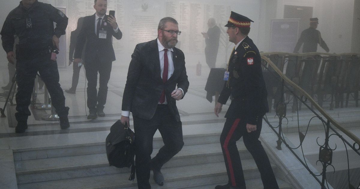 In Lenkijos kraštutinių dachsiijų parlamentaras gesintuvu užgesino menorą – Respublika.lt