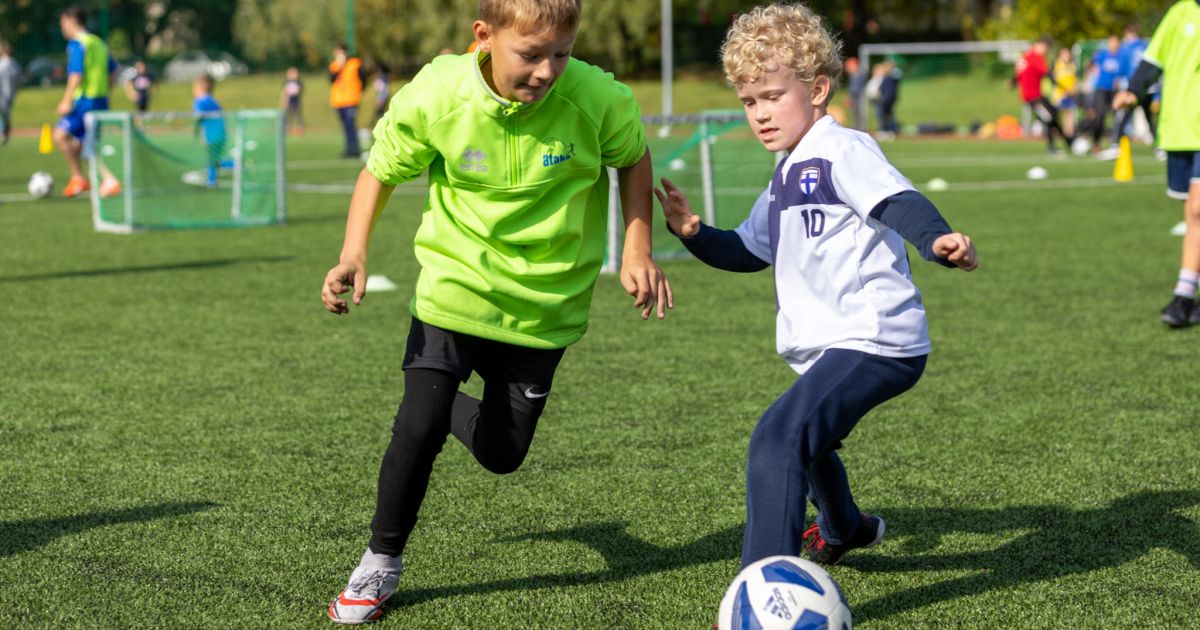 Ambassadører, NATO-soldater og ukrainske barn i en veldedighetsfotballturnering – Respublika.lt