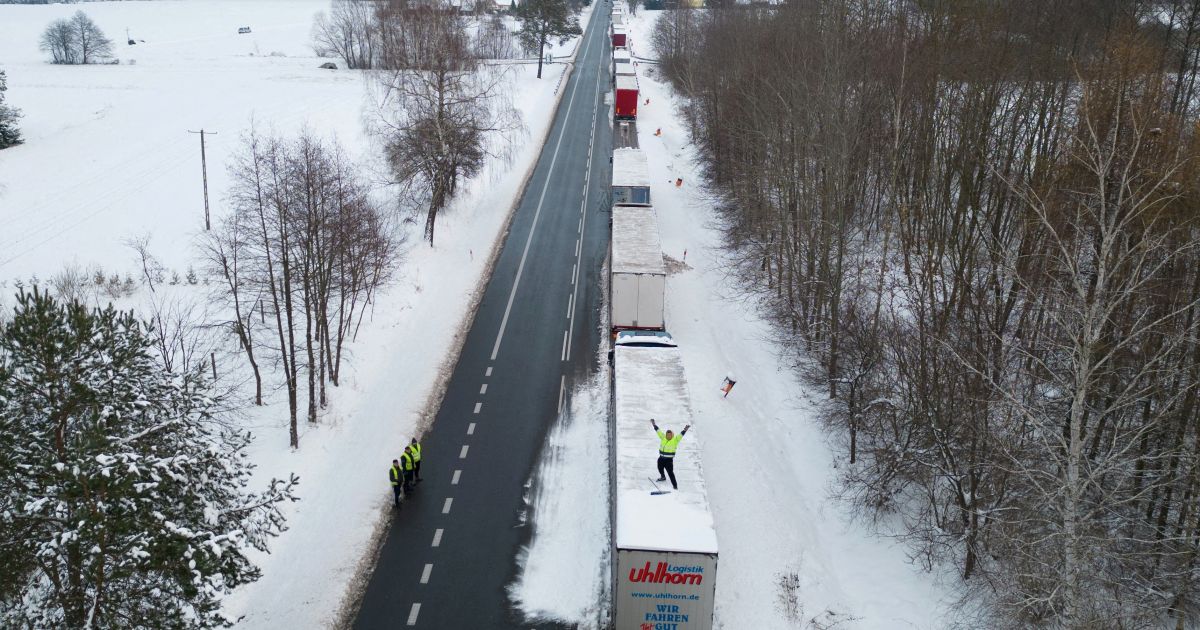 Polscy truckerzy odnawiają blokadę ważnego przejścia granicznego w Dorohusku – Respublika.lt